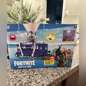Fortnite battle bus
